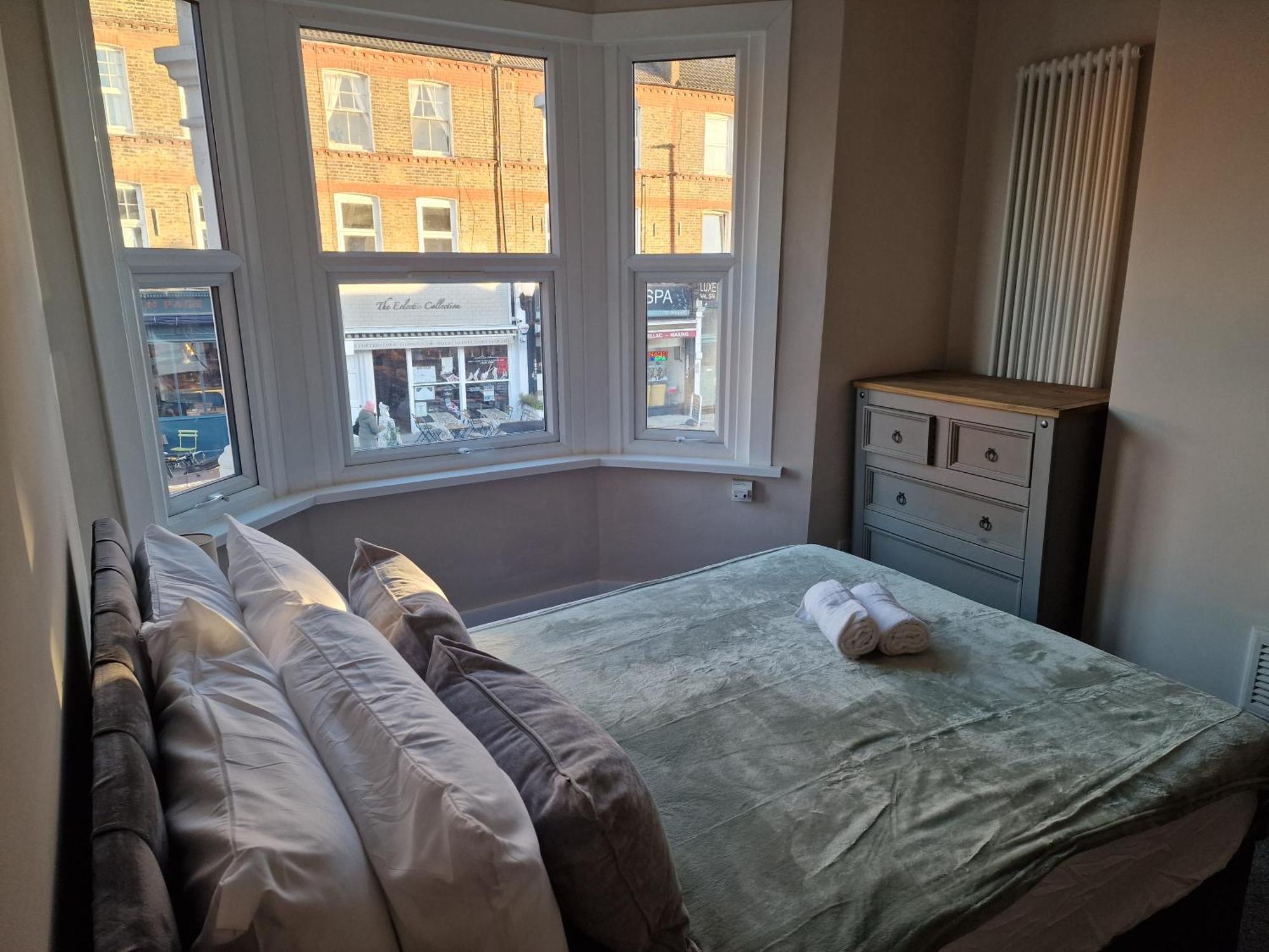 Apartment Bean -2 Double Bed And Sofa Bed London